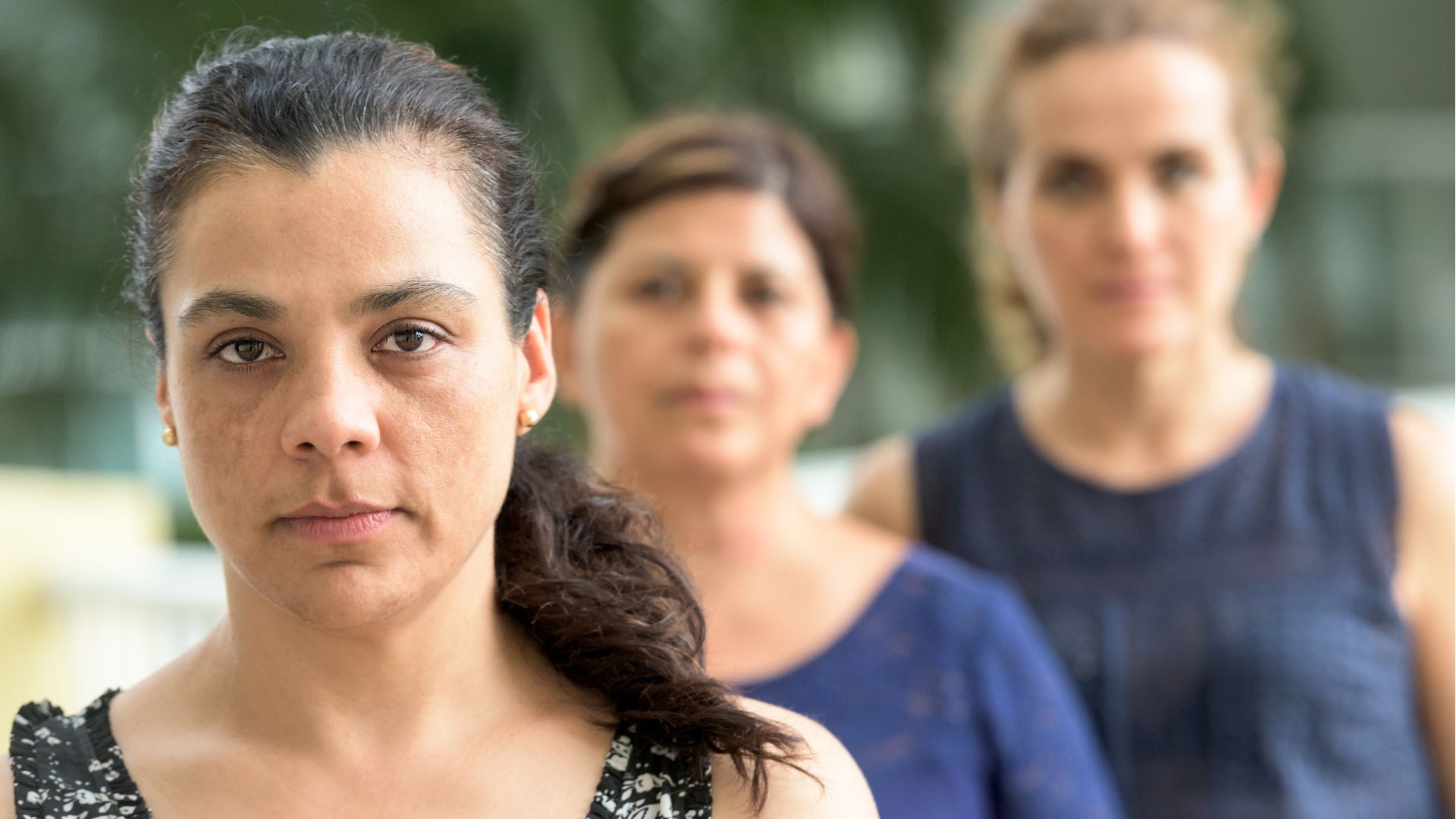 Tres dones mirant serioses.