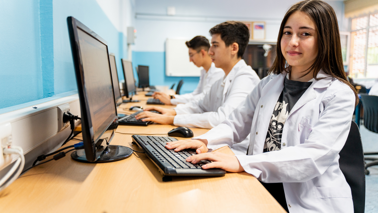 Profesionales de la salud trabajando con ordenadores