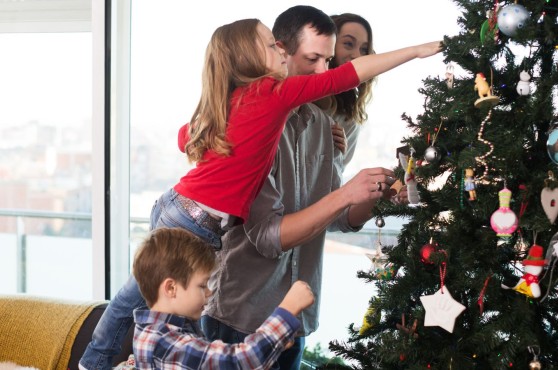 Familia decorando el árbol de Navidad