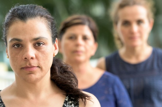 Tres mujeres mirando serias.